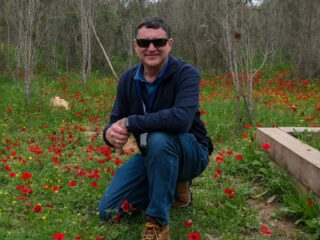 Howard Greenstein with Kalinyiot flowers